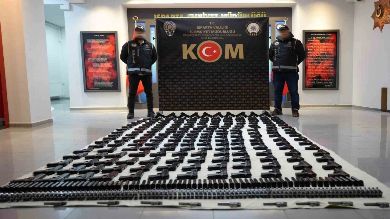 Ispartada iki araçta yüzlerce ruhsatsız tabanca ele geçirildi