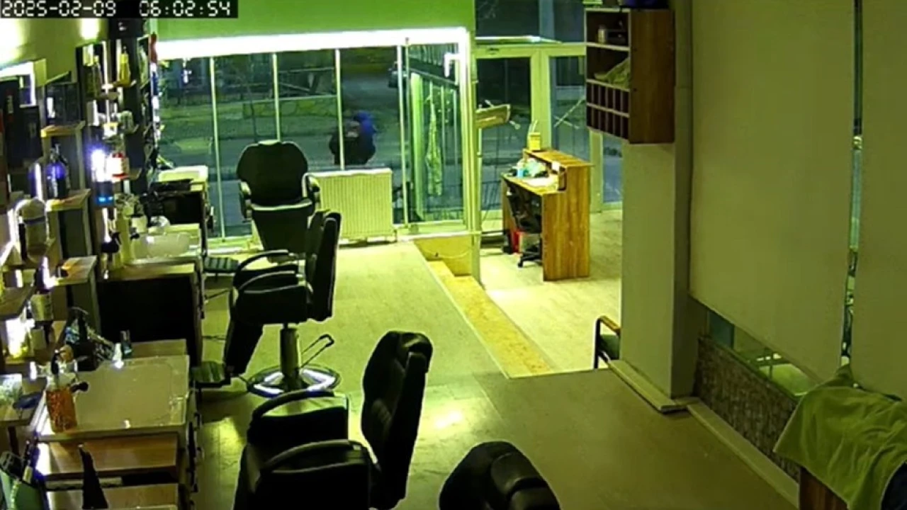 Ispartada kuaför salonuna tekme ve taşlı saldırı güvenlik kamerasında