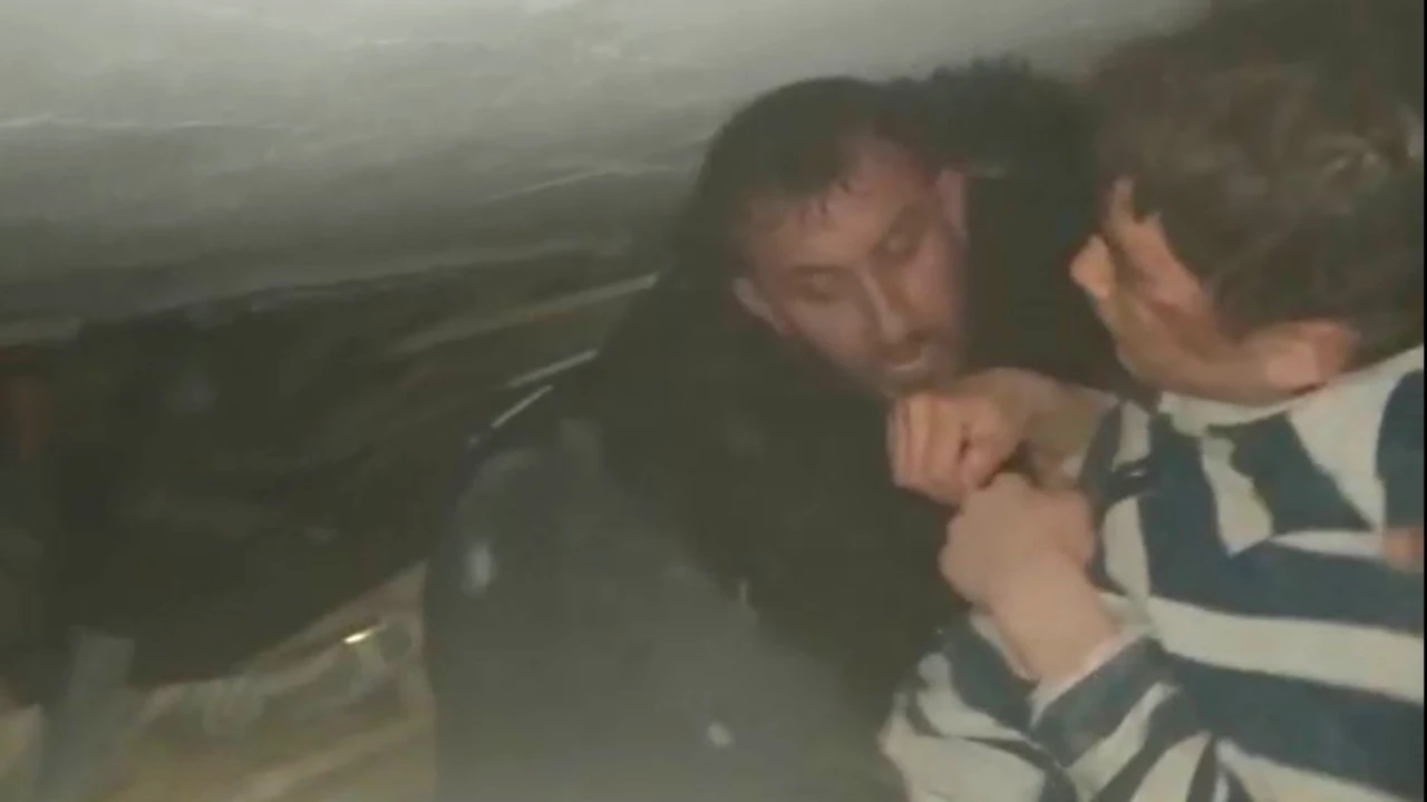 İtfaiyeci baba enkaz altındaki oğluna Sen bekle dedi, önce başkalarını kurtardı