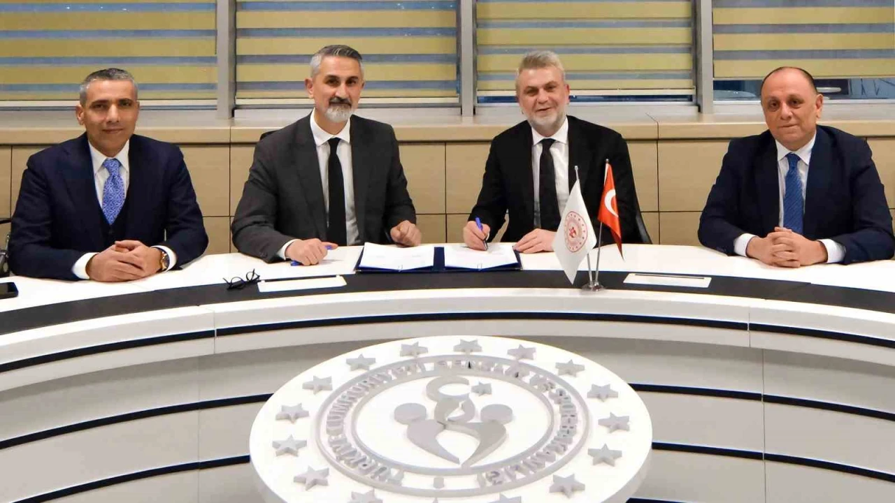 Kahramanmaraşta 50 mahalleye halı saha