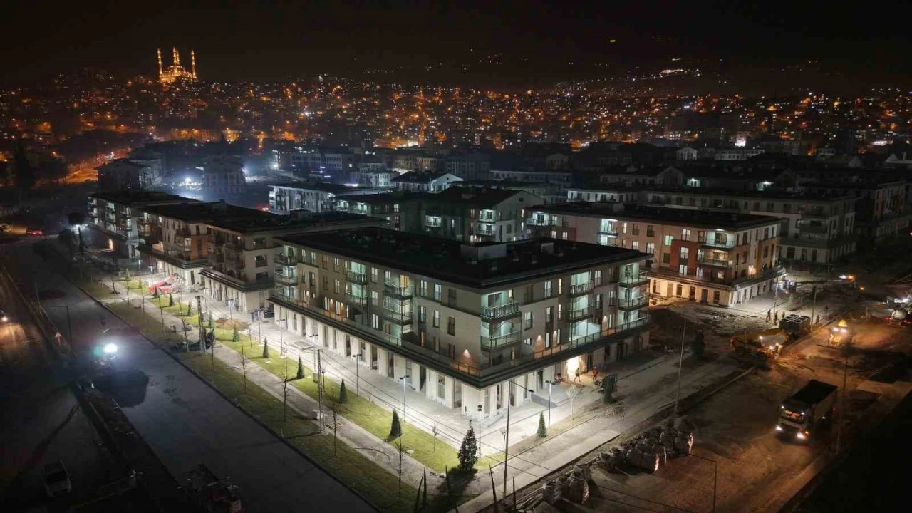 Kahramanmaraşta deprem konutları ışıklandırıldı