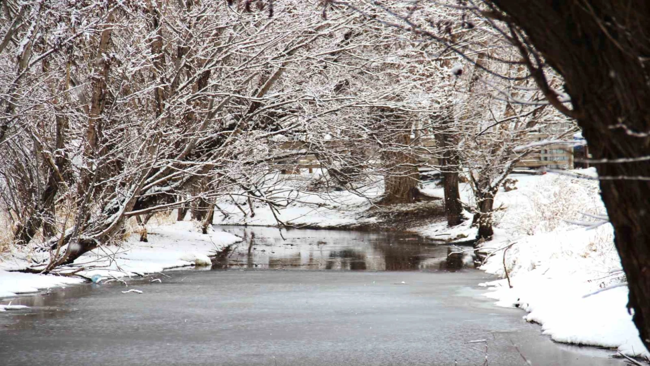 Kahramanmaraşta Mağaragözü Çayı buz tuttu