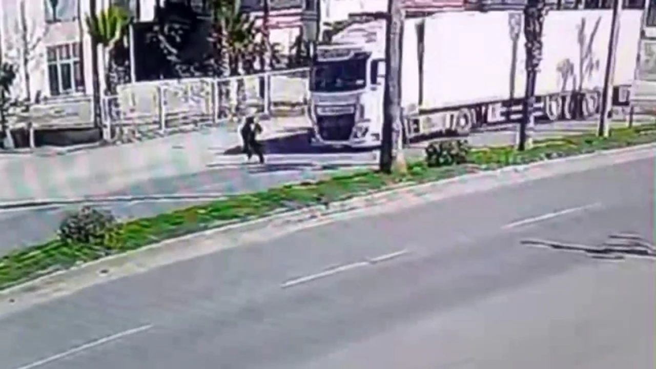 Karşıya geçmeye çalışan kıza tır çarptı: O anlar kamerada
