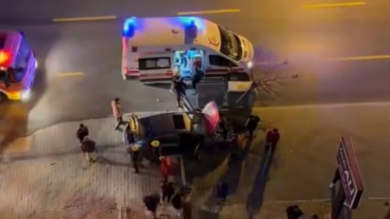 Kaza anları kamerada: Biri sollamak isterken kaza yaptı, diğeri yayaya çarptı