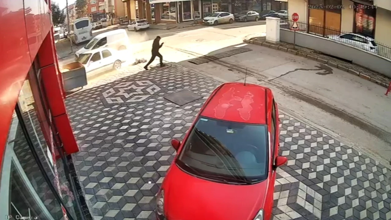 Kaza sonrası kontrolden çıkan araçların altında kalmaktan son anda kurtuldu