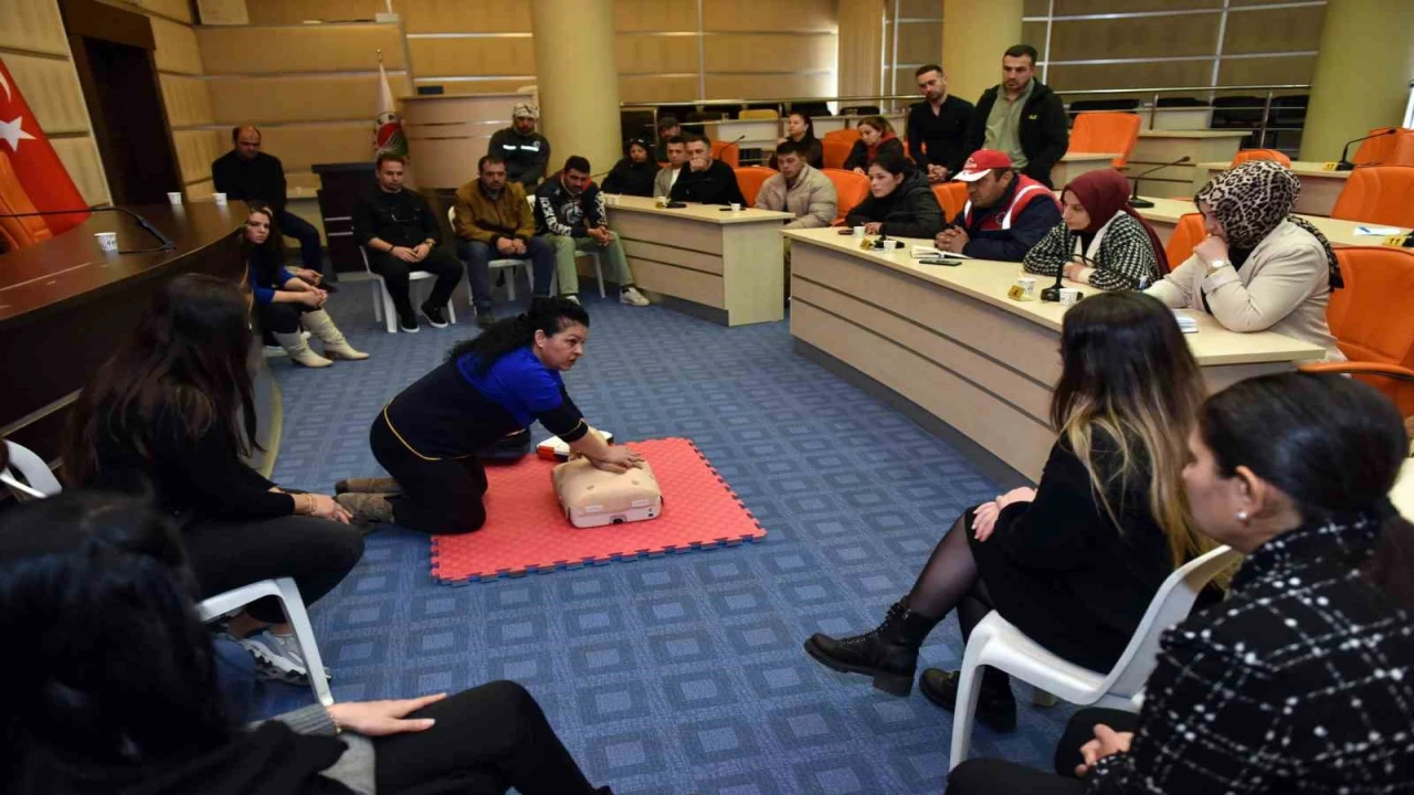 Kepez Belediyesi personeline sertifikalı ilk yardım eğitimi