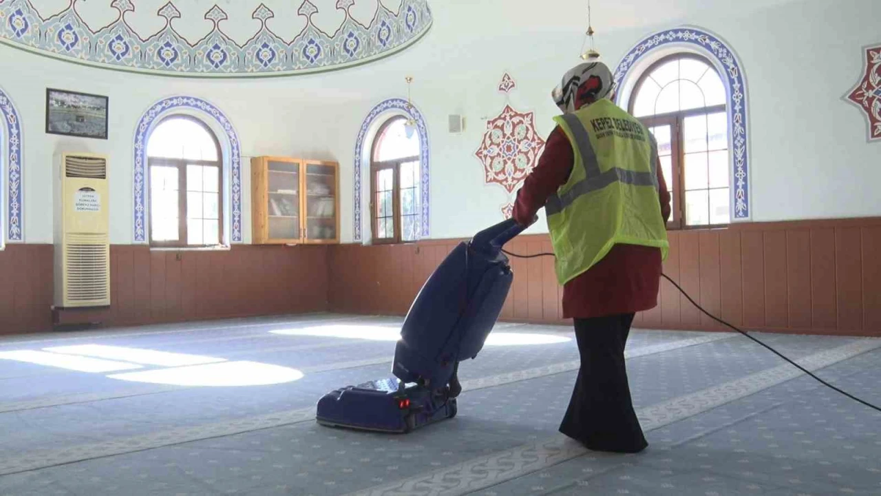 Kepez Belediyesi Ramazan öncesi cami ve cemevlerini temizledi