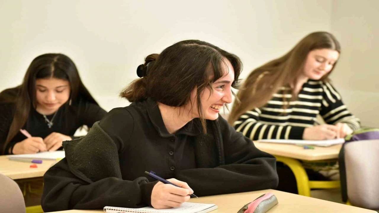 Kepez Belediyesinden başarılı öğrencilere VIP sınıf