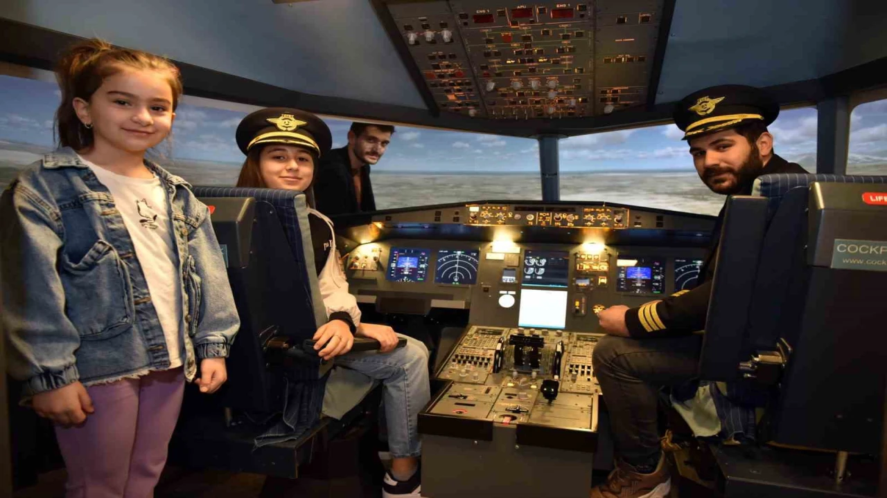 Kepezde çocuklar simülasyonla yolcu uçağı kullandı