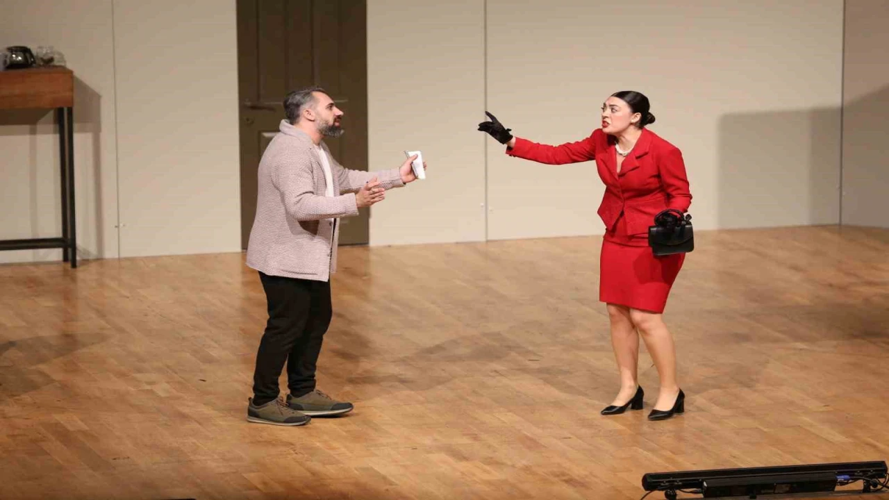 Kepezde komedi oyunu izleyicilere keyifli anlar yaşattı