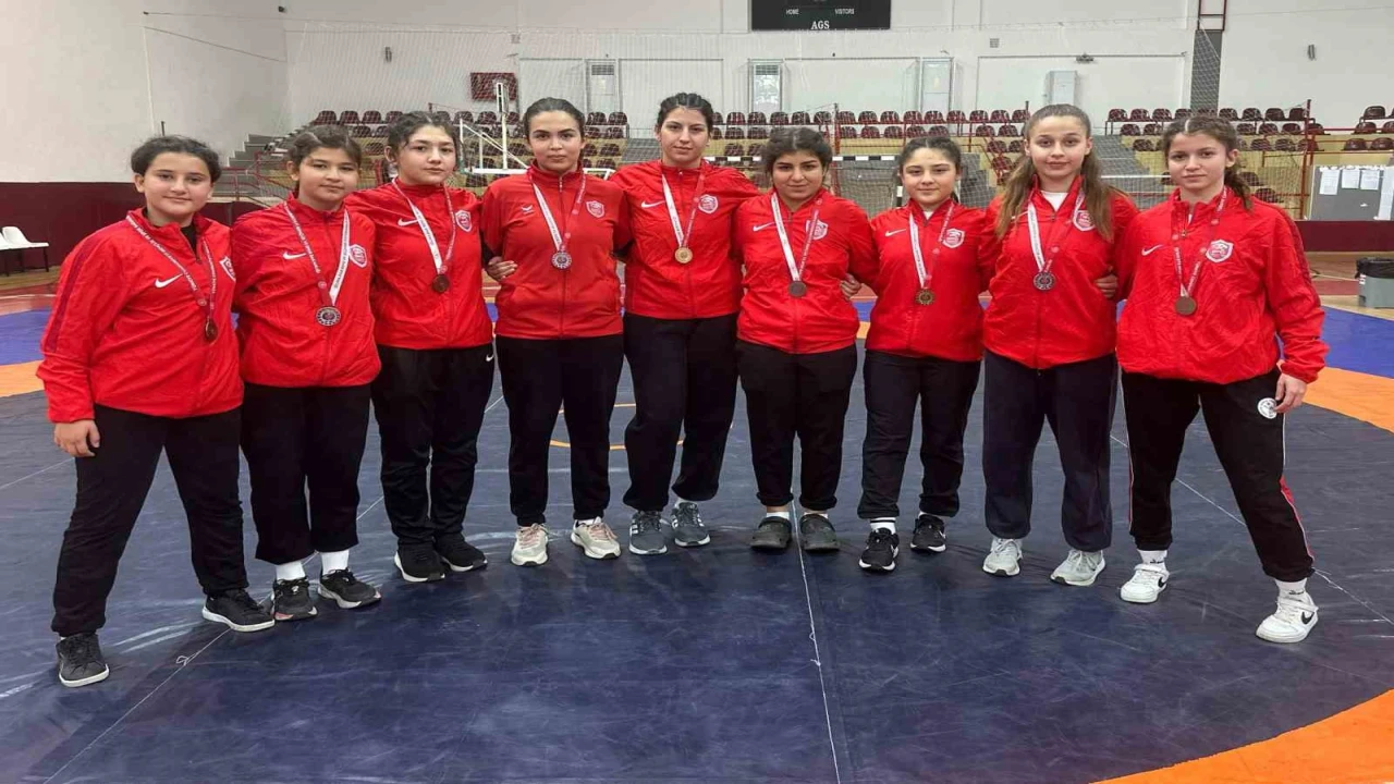 Kepezin kızlarına altın madalya