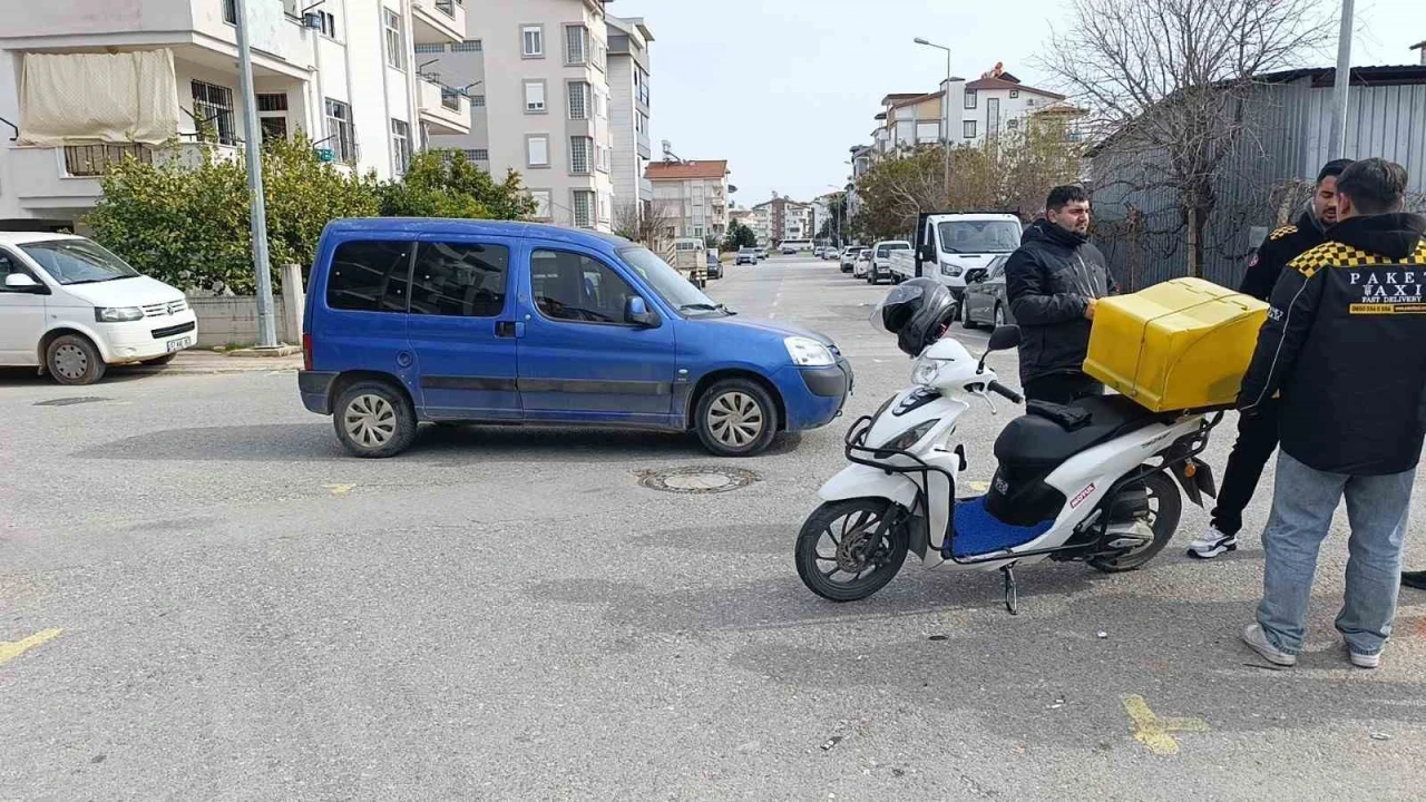 Kontrolsüz kavşakta, motosiklet ile hafif ticari araç çarpıştı