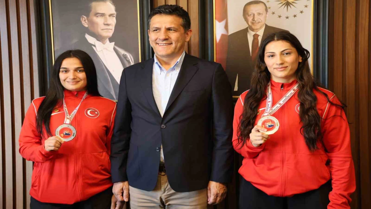 Kozanda kadın güreşçiler ödüllendirildi