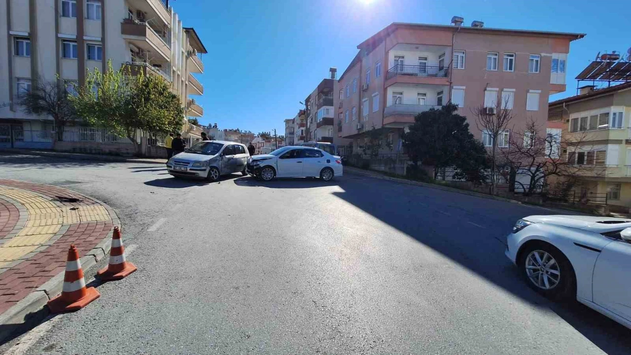 Manavgatta iki otomobil çarpıştı: 1 yaralı