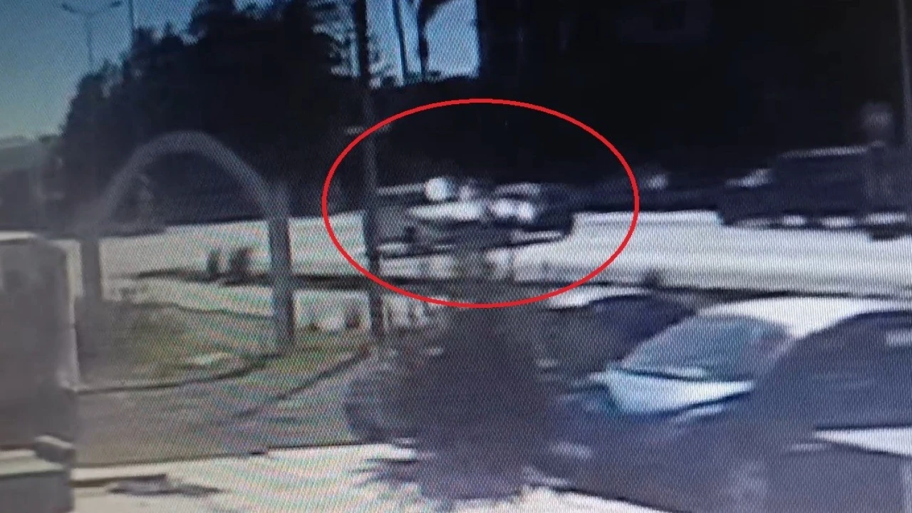 Manavgatta kavşakta iki otomobil çarpıştı