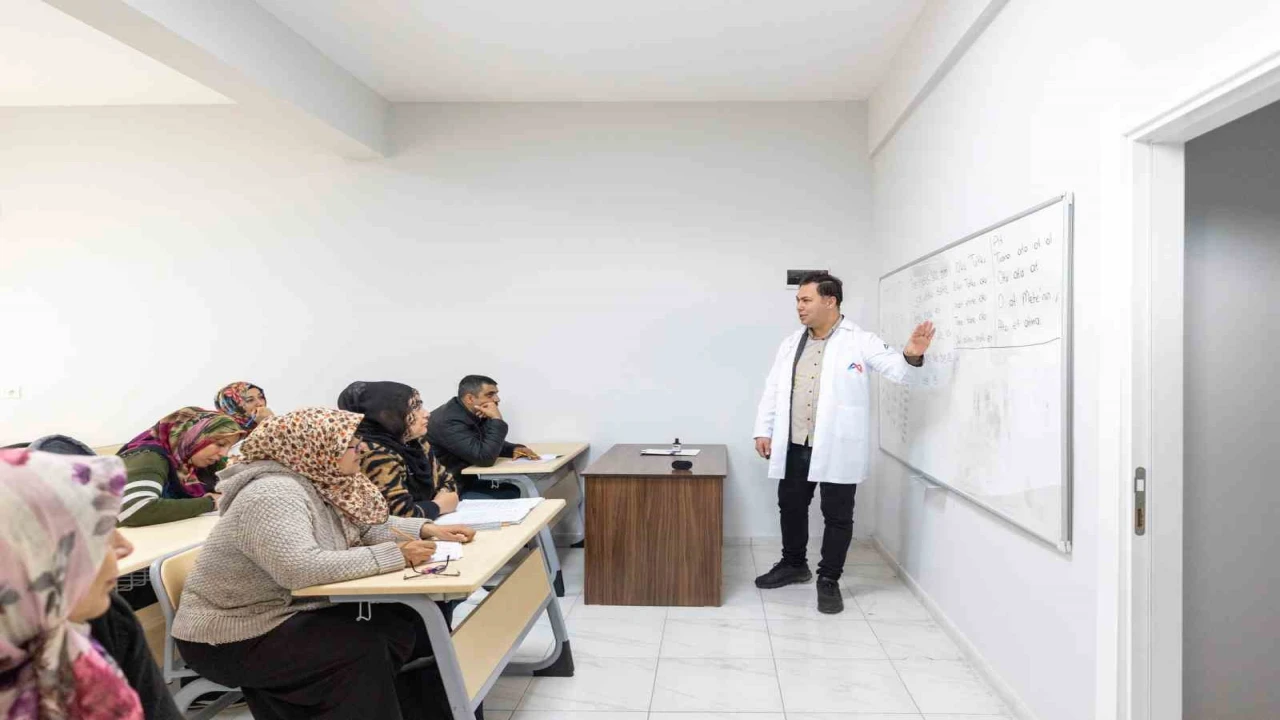 MERCEK Meslek Edindirme Merkezinde vatandaşlar okuma-yazma öğreniyor