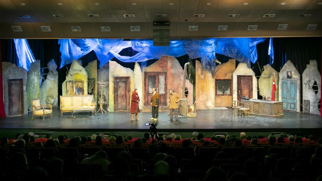 Mersin Şehir Tiyatrosu Buzlar Çözülmeden oyununu sahneledi