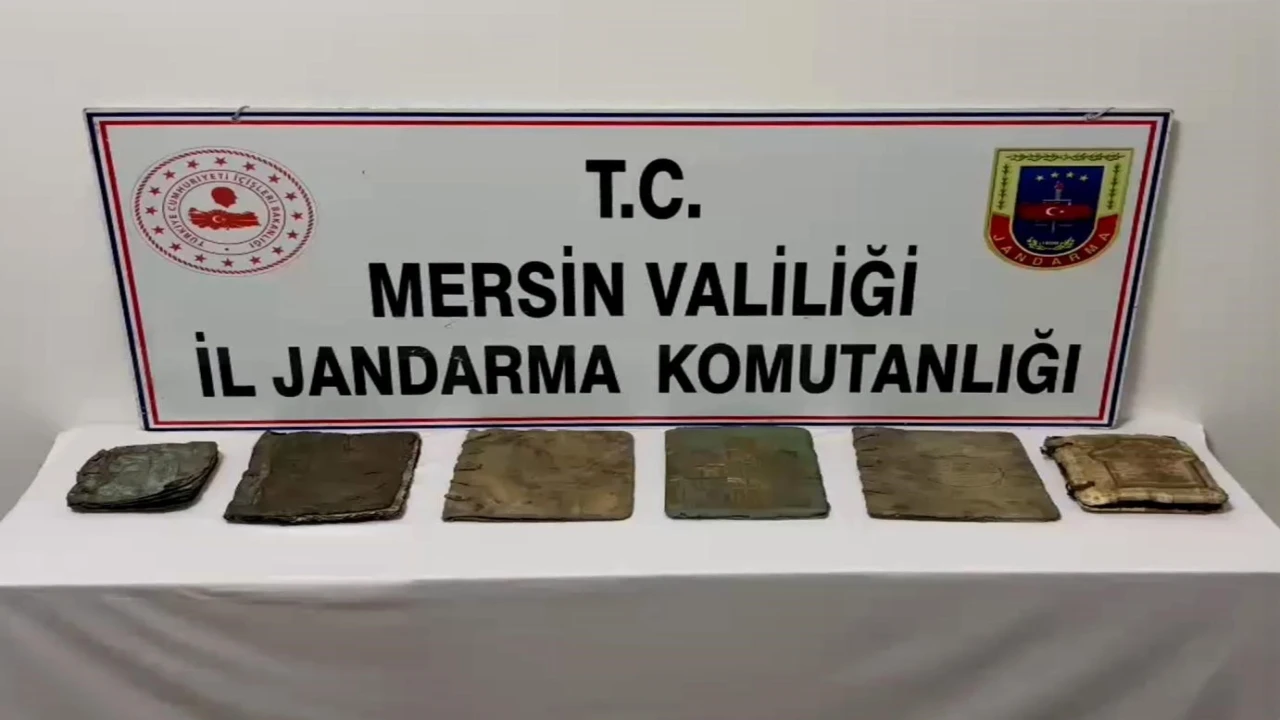 Mersinde 6 adet tarihi el yazması kitap ele geçirildi: 3 gözaltı