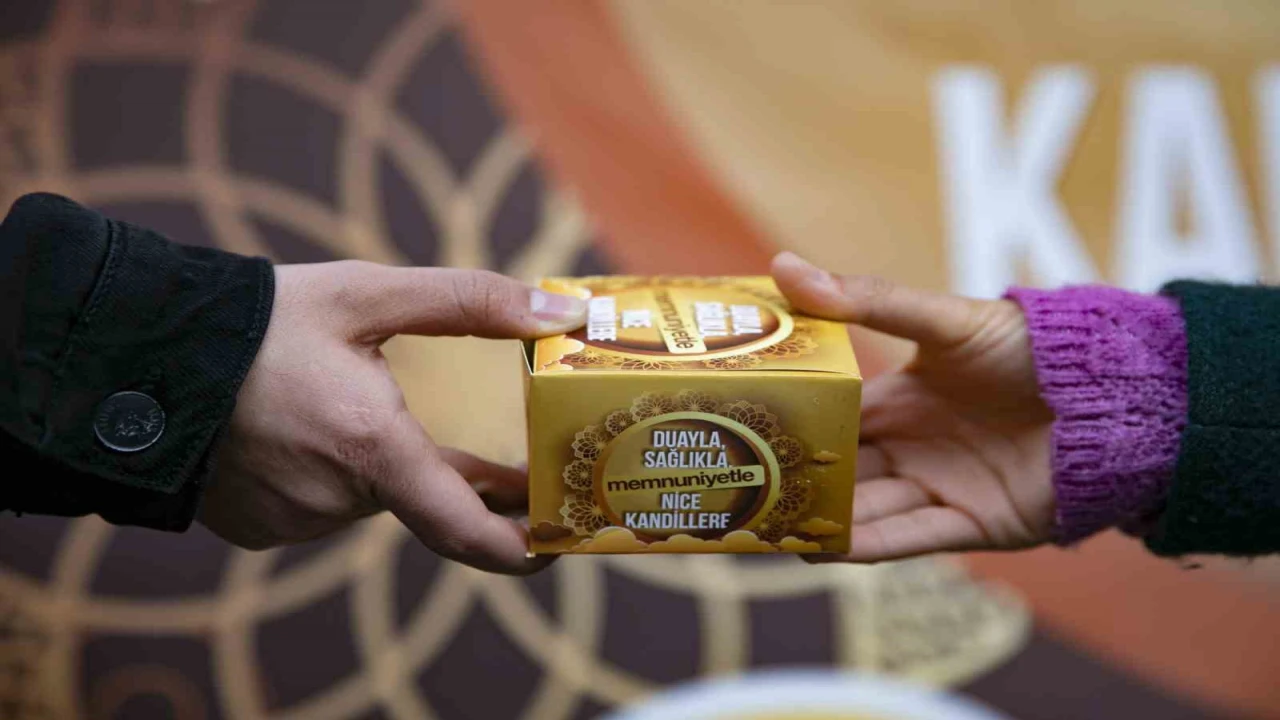 Mersinde Berat Kandilinde 15 bin kandil simidi dağıtıldı