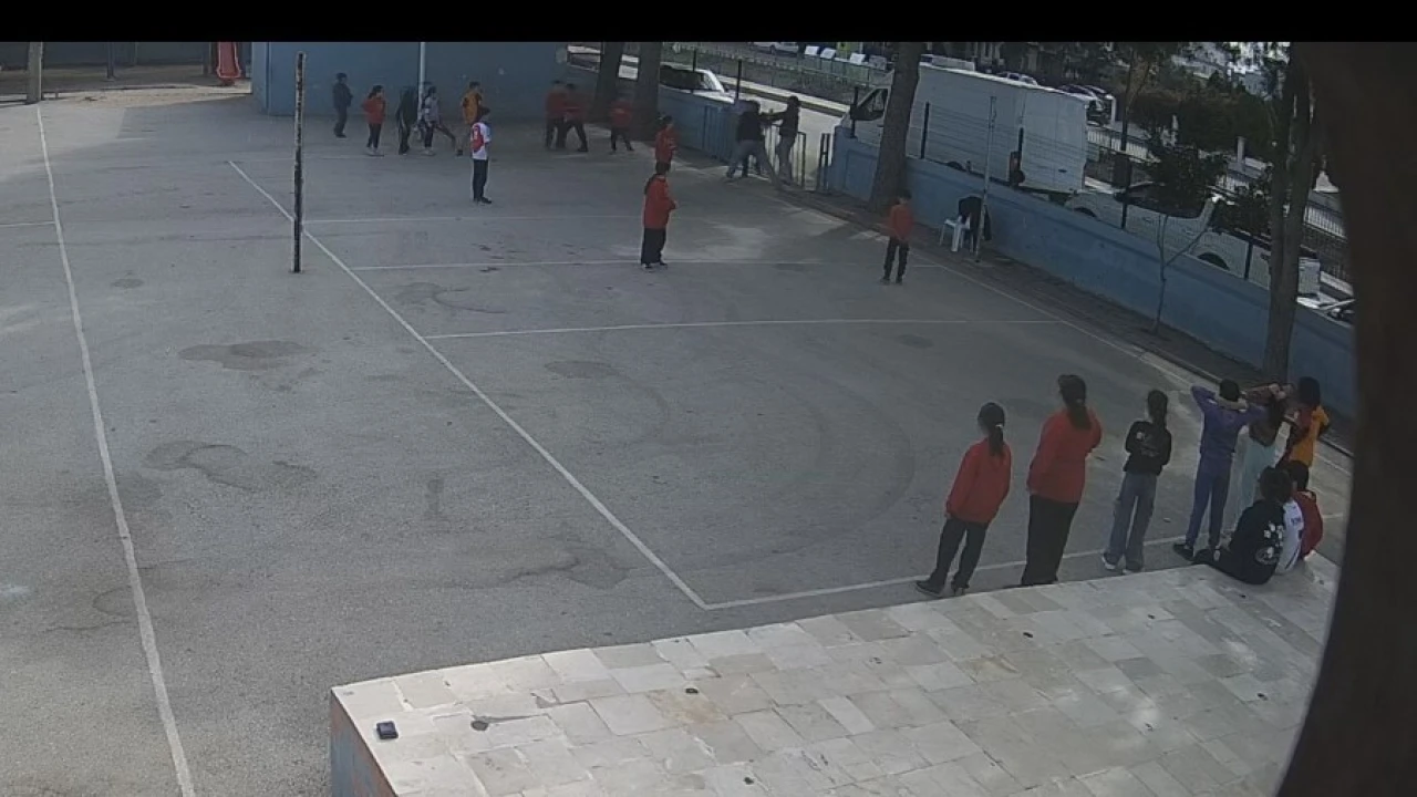 Mersinde bir veli ve ağabeyinin öğretmeni darbetmesi saniye saniye görüntülendi