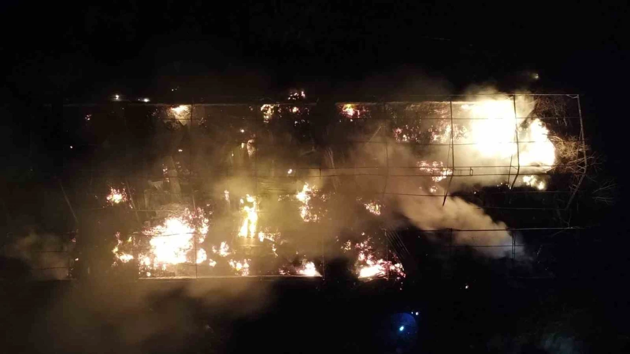 Mersinde çiftlik yangını geceyi aydınlattı