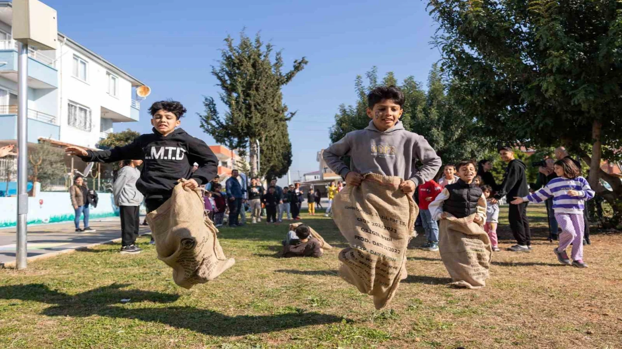 Mersinde çocuklar, Büyükşehir Belediyesinin etkinliklerinde keyifli anlar yaşadı