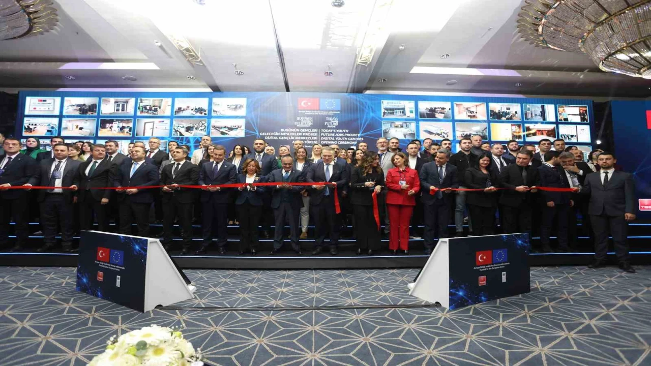 Mersinde Dijital Gençlik Merkezi açıldı