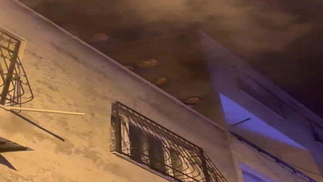 Mersinde ev yangını: Mahsur kalanları itfaiye erleri kurtardı