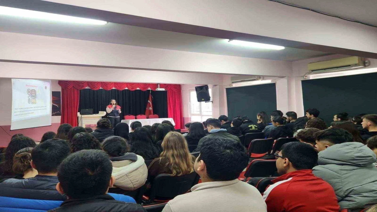 Mersinde jandarmadan öğrencilere siber farkındalık eğitimi