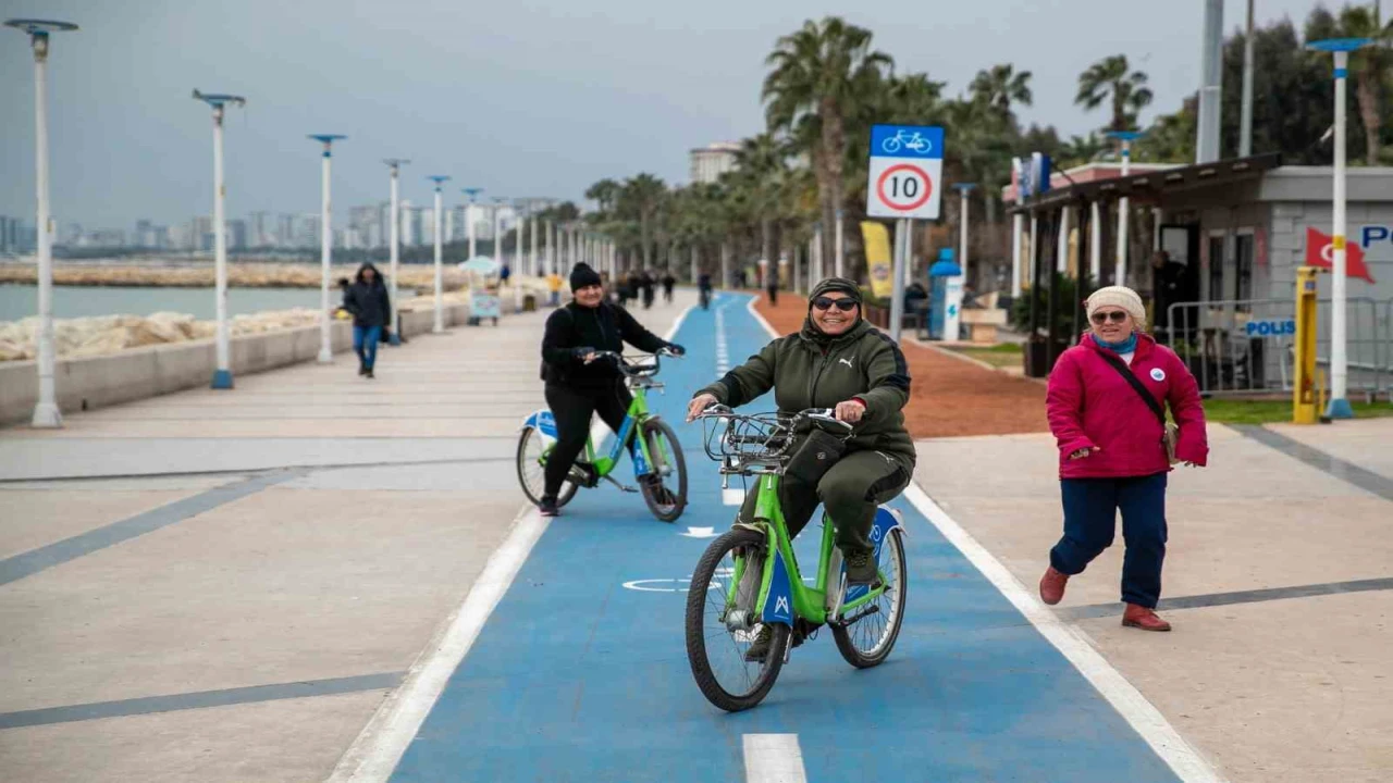 Mersinde kadınlar bisiklet sürmeyi öğreniyor