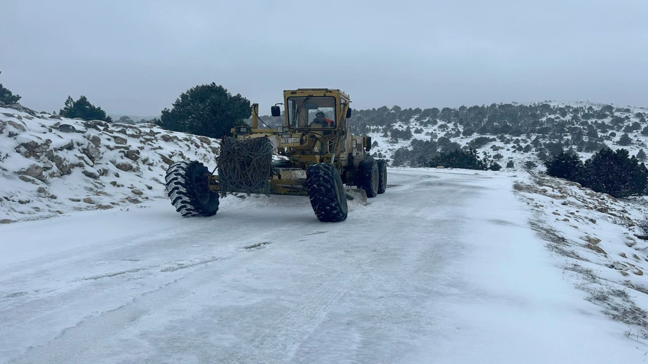 Mersinde kar ve buzla kaplanan yollar belediye ekiplerince açıldı