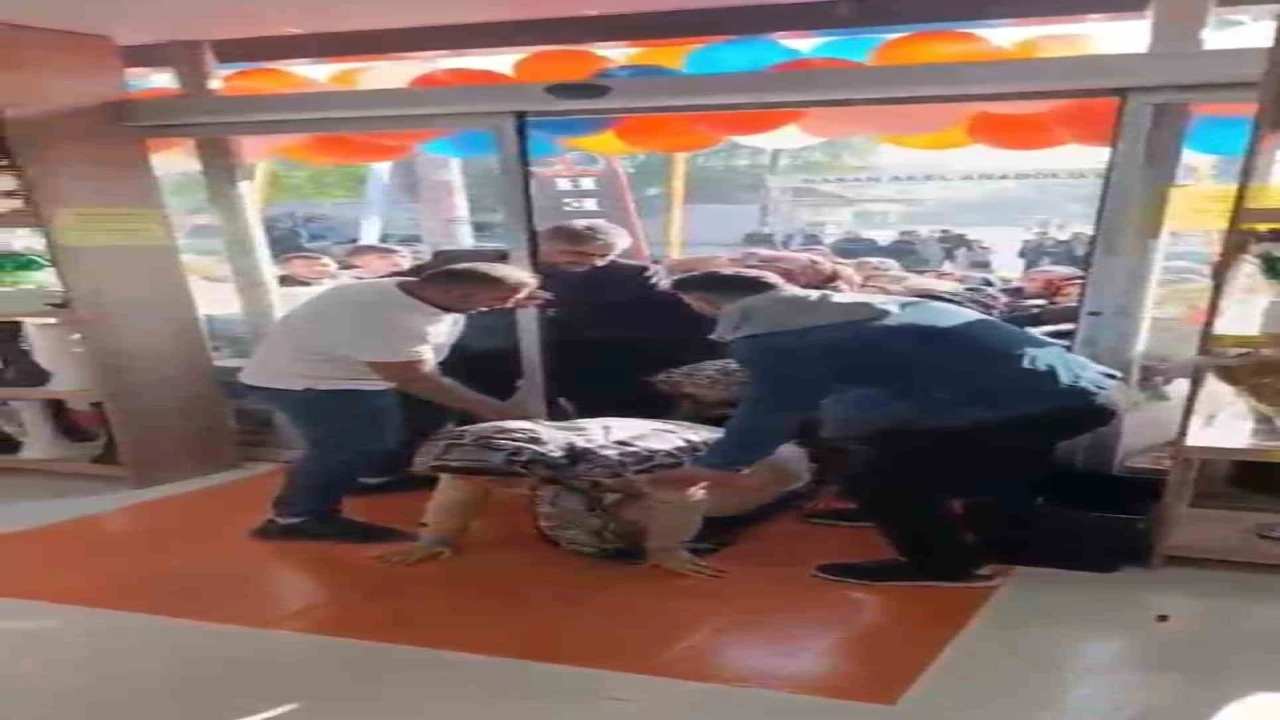 Mersinde mağaza açılışında yapılan indirim izdihama neden oldu