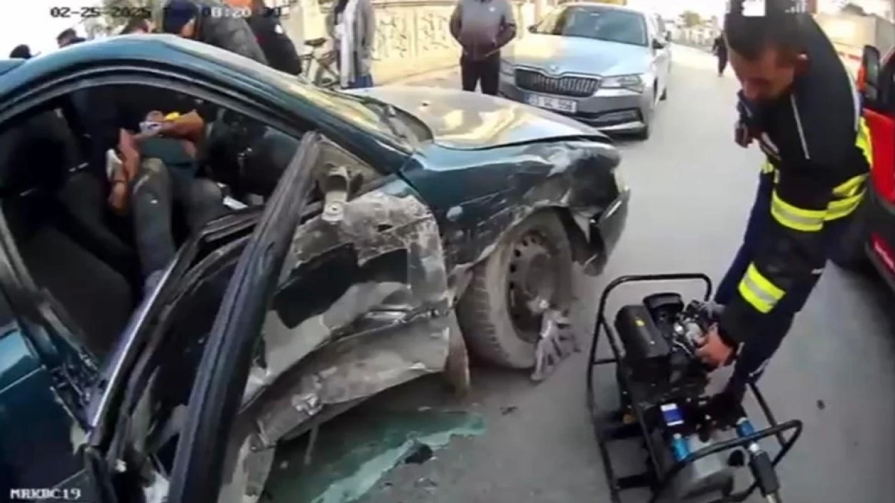 Mersinde otomobilde sıkışan sürücüyü itfaiye ekipleri kurtardı