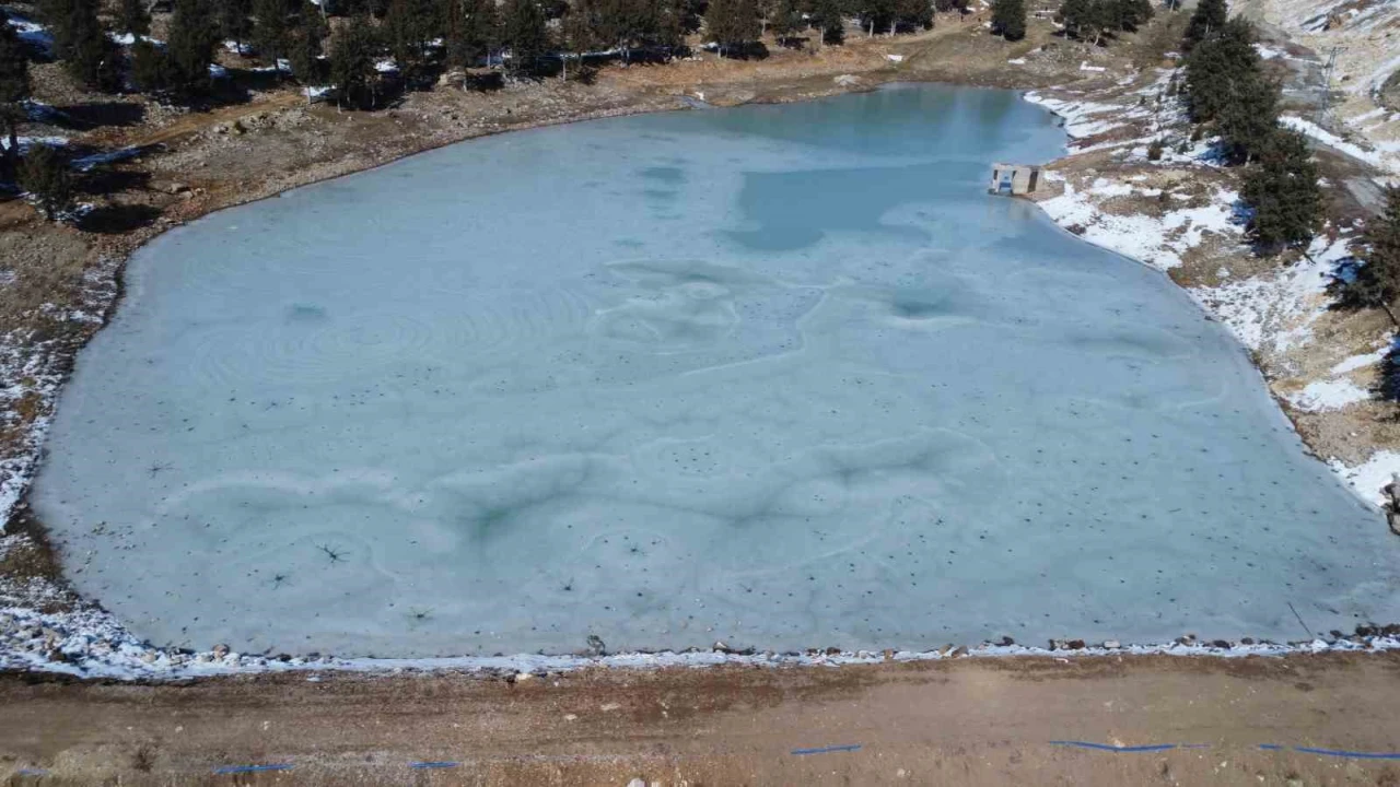 Mersinde sulama göleti tamamen dondu