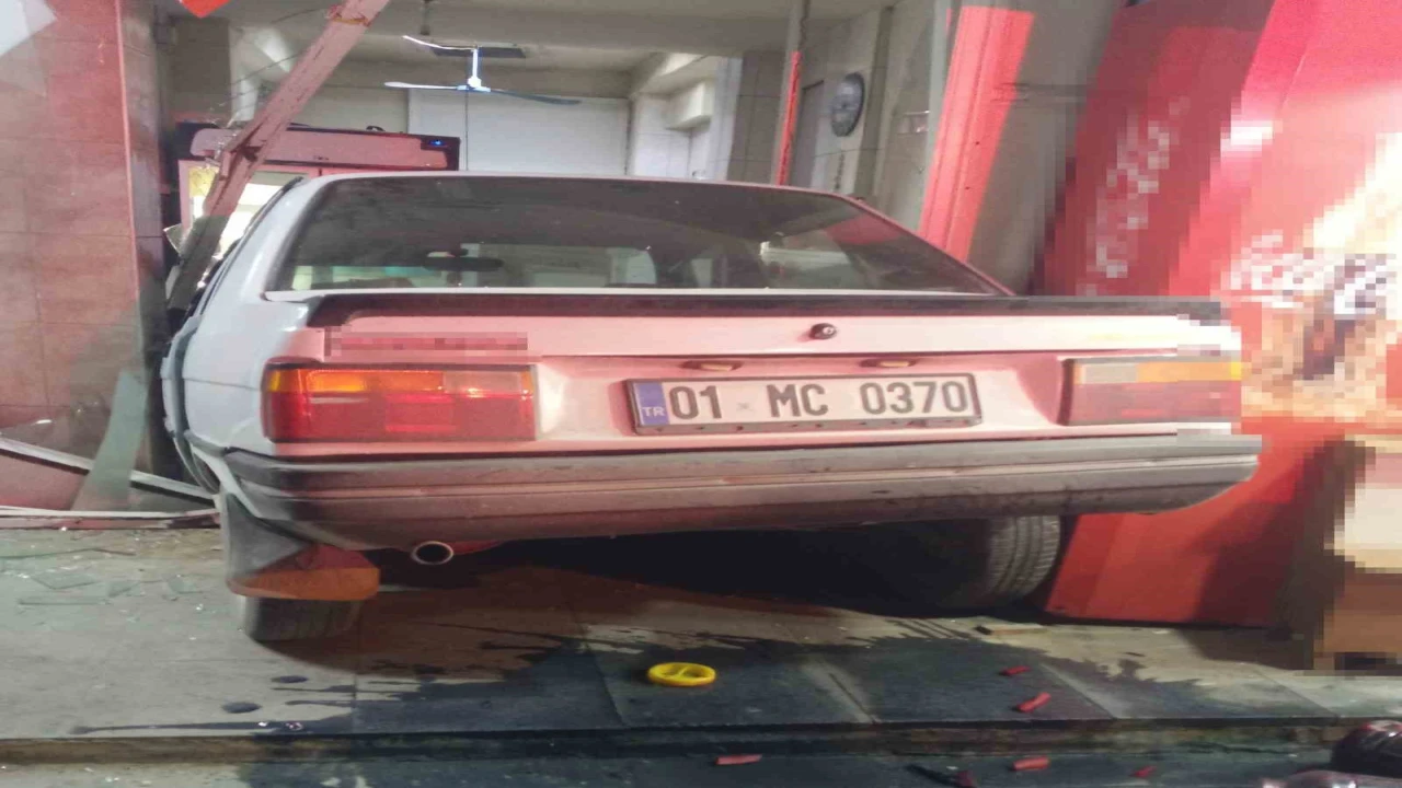 Mersinde yoldan çıkan otomobil fırına daldı