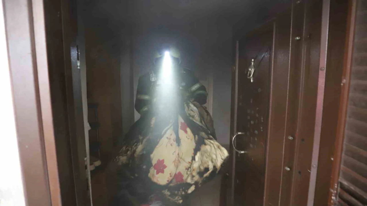 Mersindeki ev yangını itfaiye ekiplerince söndürüldü