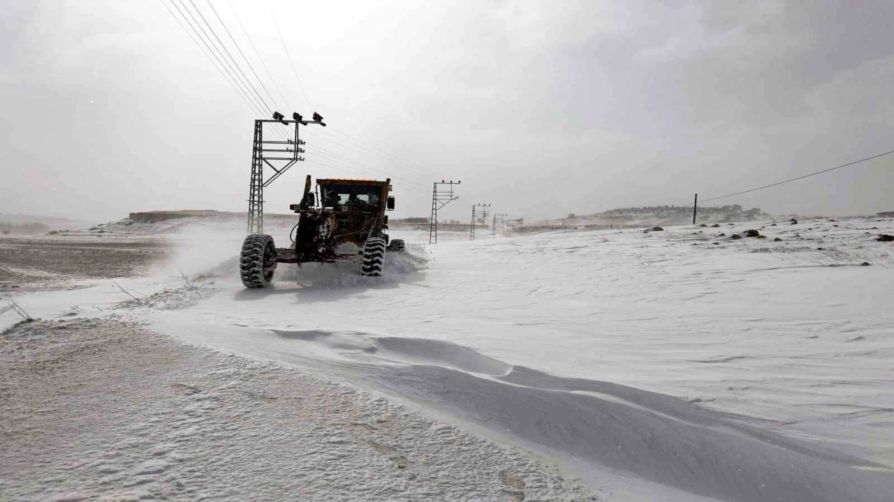 Mersinin yüksek kesimlerinde karla mücadele çalışmaları sürüyor