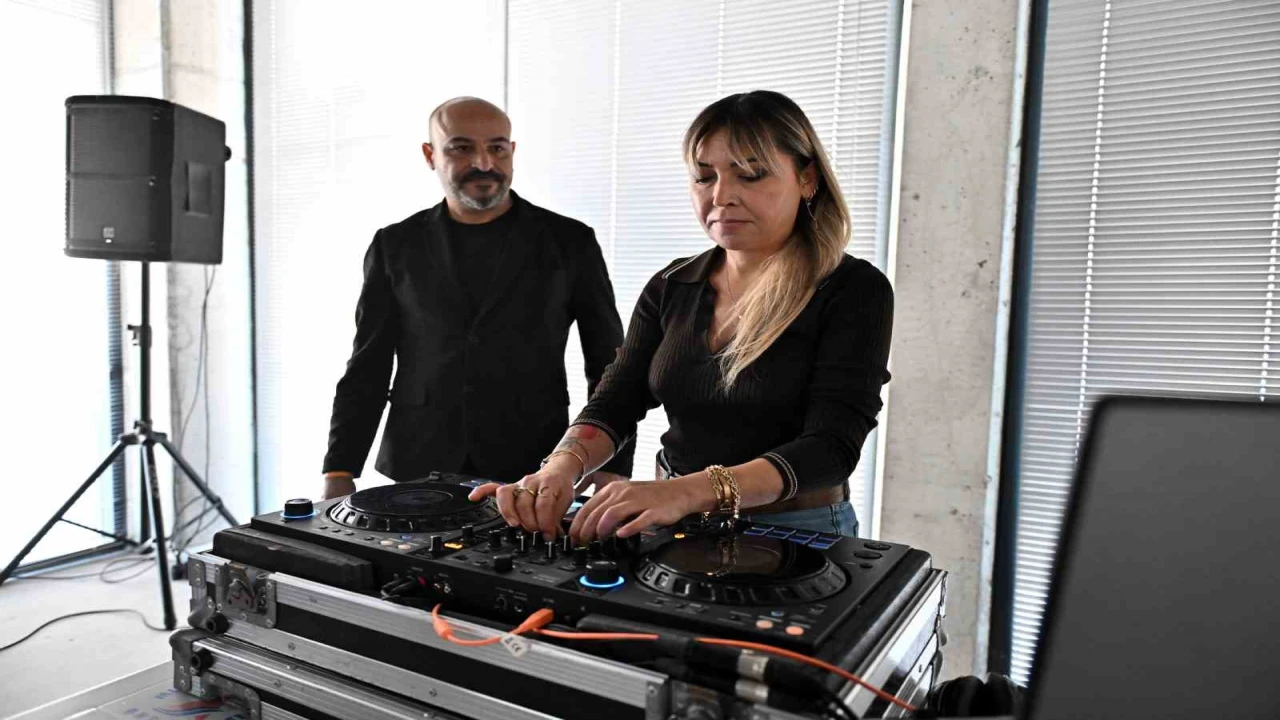 Muratpaşa Belediyesinden genç yeteneklere DJ atölyesi
