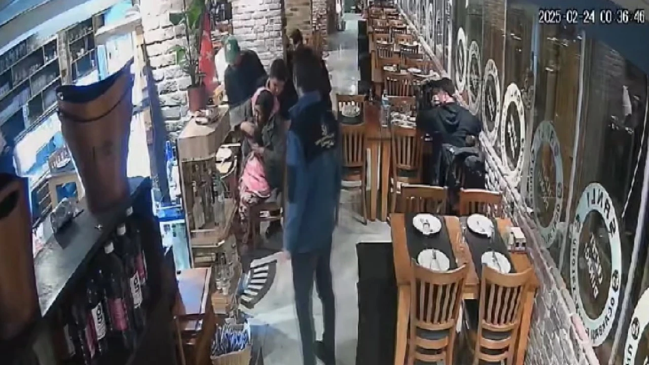 Nefes borusuna yiyecek takılan İngiliz turisti, garsonun Heimlich manevrası kurtardı