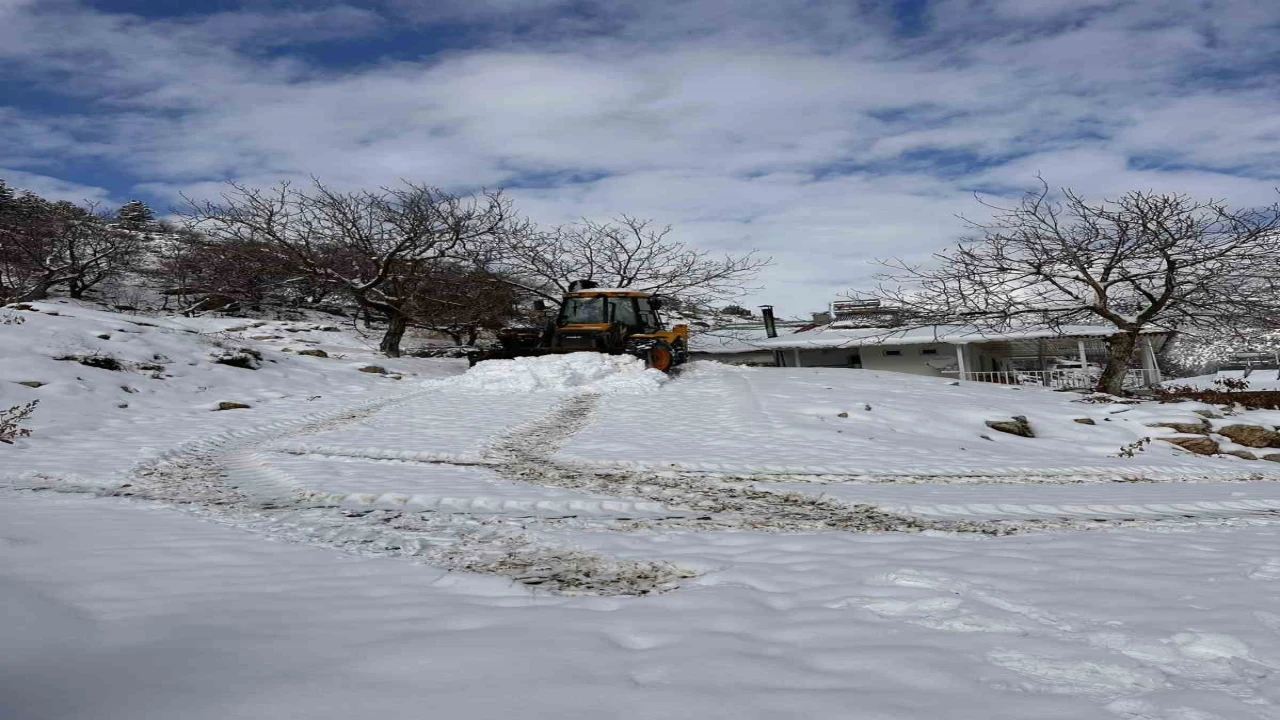 Onikişubat Belediyesinin karla mücadelede başarısı takdir topluyor