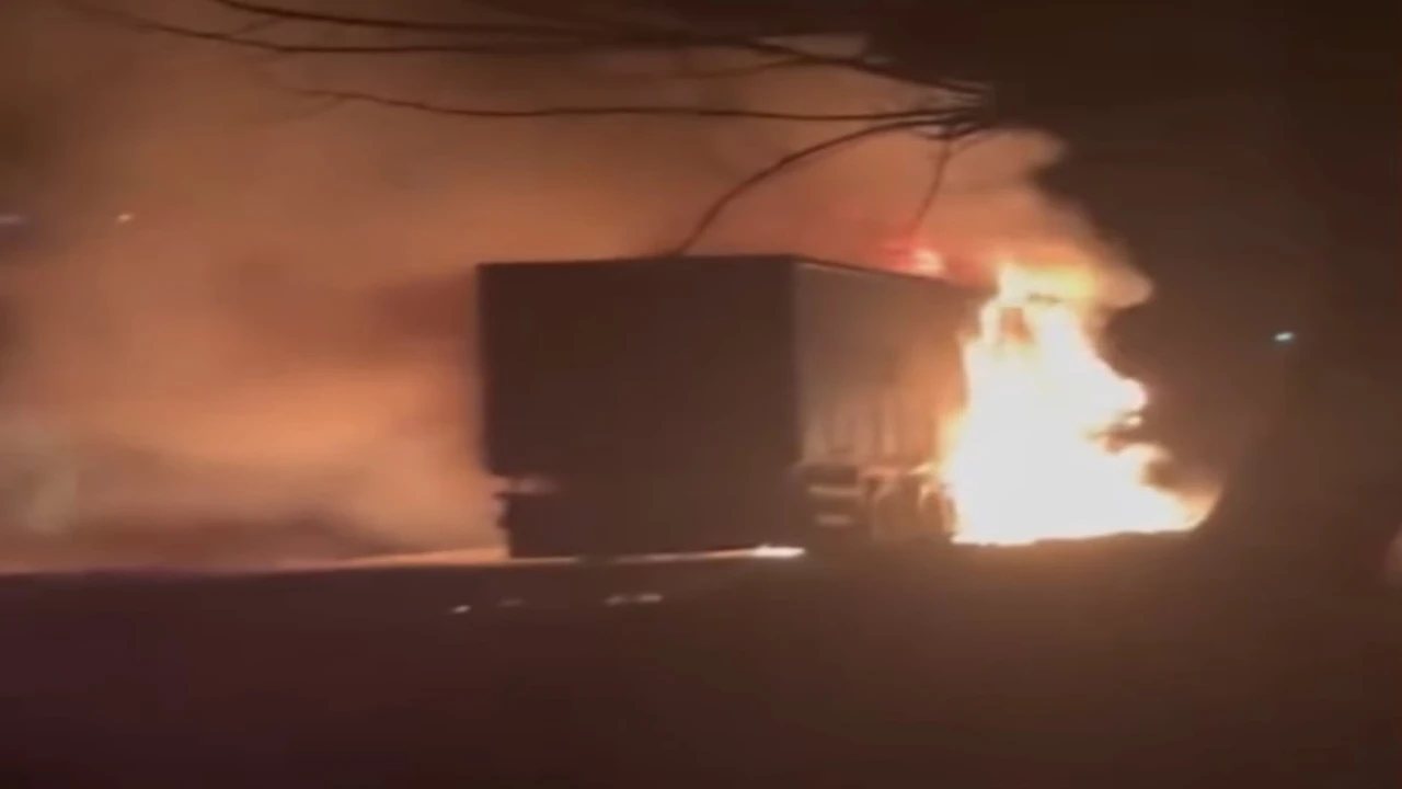 Osmaniyede gübre yüklü kamyon alev alev yandı