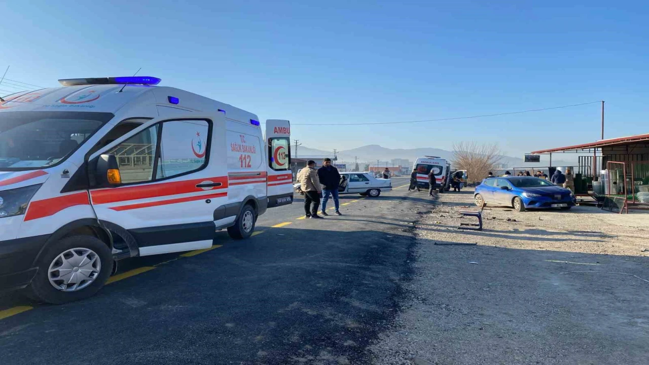 Osmaniyede iki otomobil kafa kafaya çarpıştı: 3 yaralı