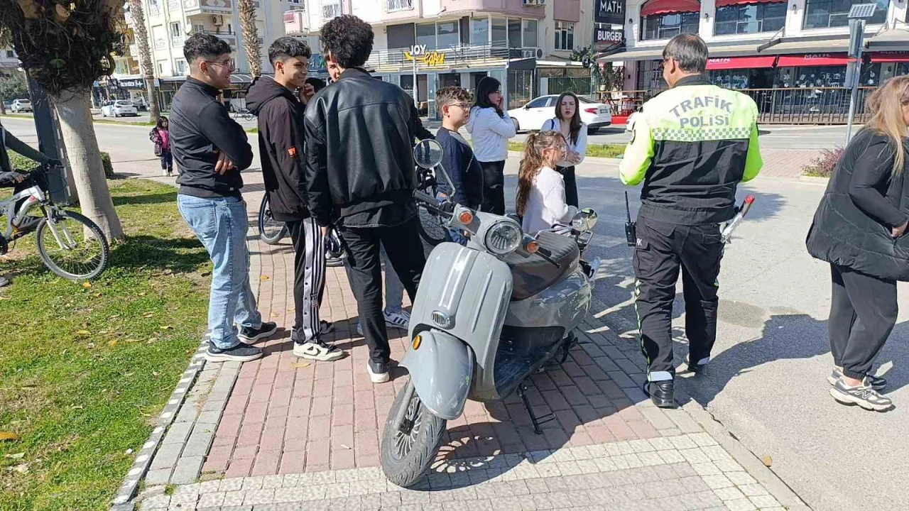 Otomobille çarpışan elektrikli bisikletin sürücüsü yaralandı