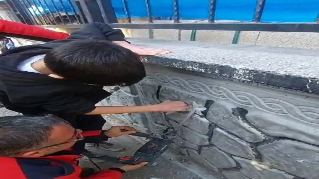 Oyun oynarken parmağını duvara sıkıştırdı