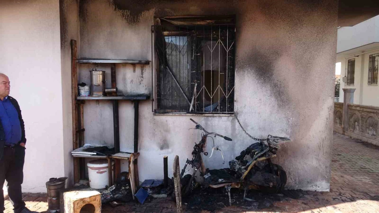 Park halindeki motosiklette çıkan yangın daireye sıçradı