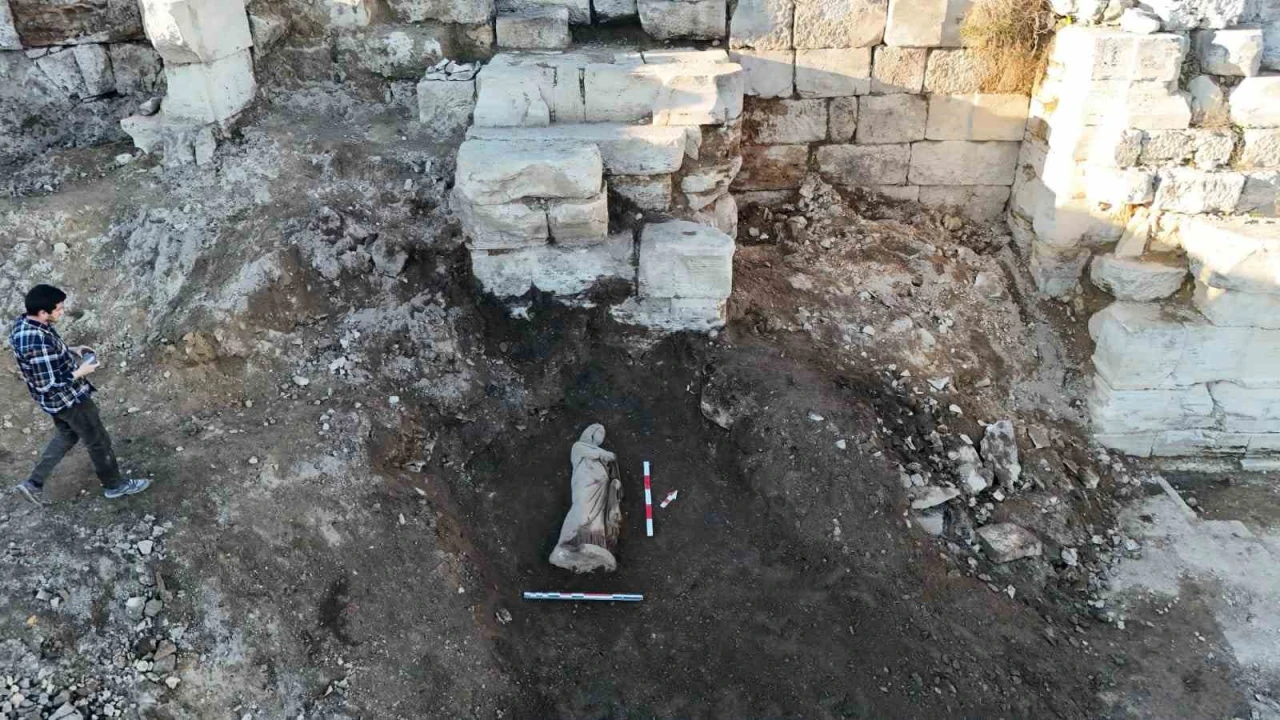 Perge Antik Kentinde beş yeni heykel gün yüzüne çıkarıldı