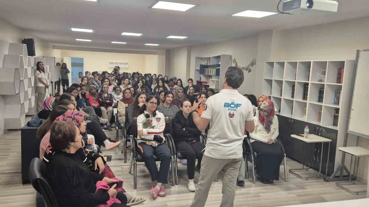 Polis öğrencilere çete ve terörden korunma yöntemlerini anlattı