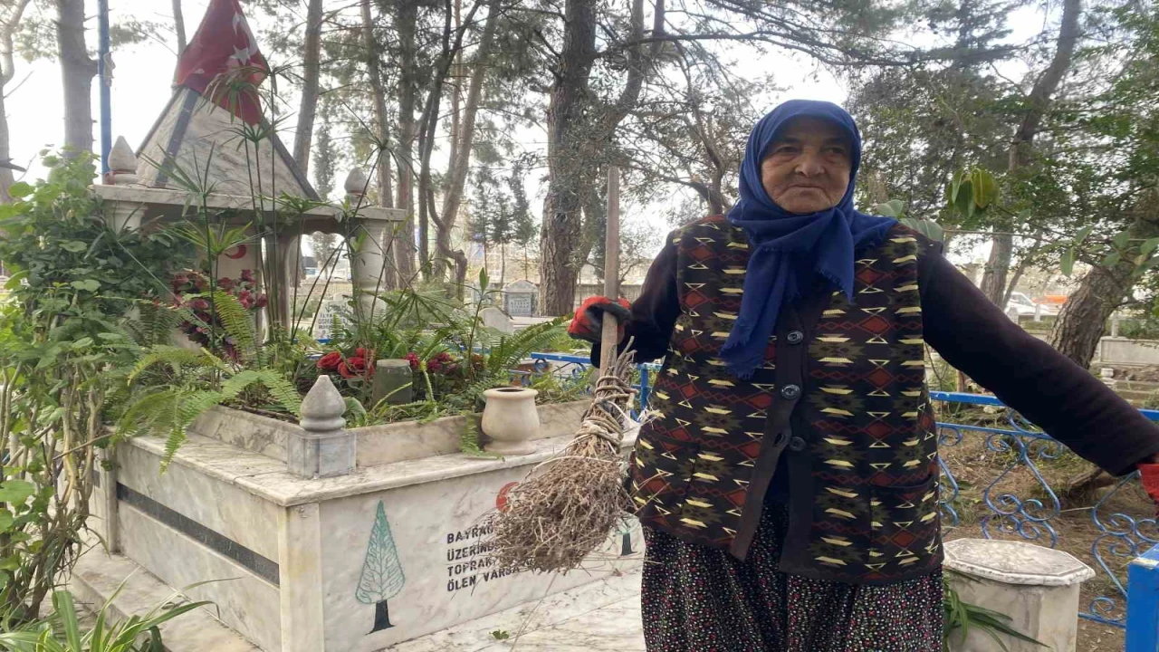 Raziye teyze 20 yıldır mezarlığı tek başına temizliyor