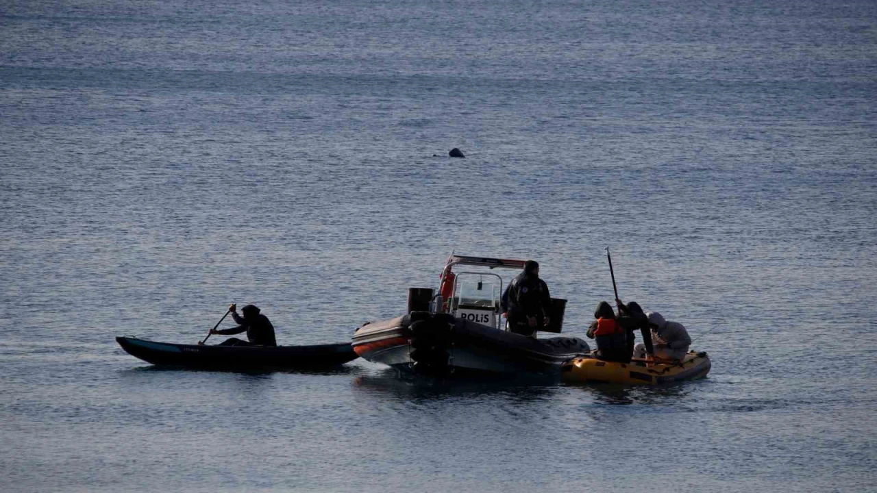 Rüzgara yenik düşerek botla açığa sürüklenen 3 kişiyi deniz polisi kurtardı