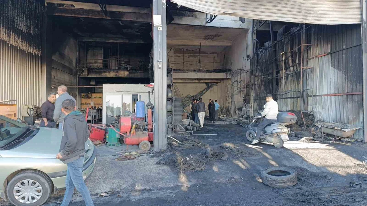 Sanayi sitesinde çıkan yangının verdiği zarar hava aydınlanınca ortaya çıktı